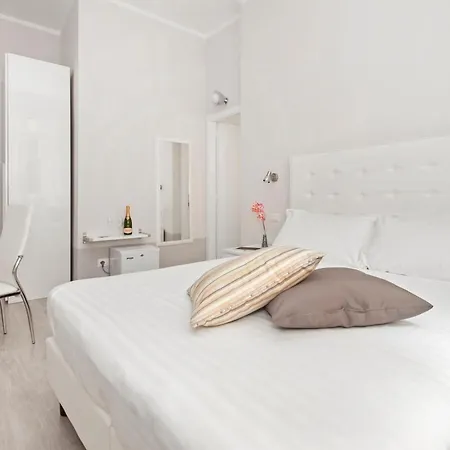 White Colosseo Bed and breakfast