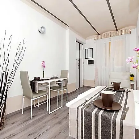 White Colosseo Bed and Breakfast 4*