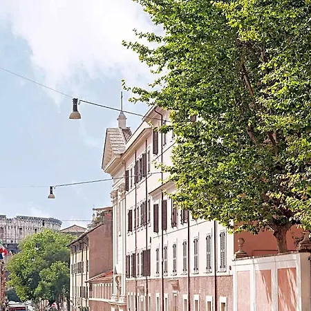 White Colosseo Bed and Breakfast 4*