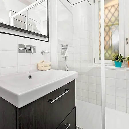 White Colosseo Bed and Breakfast 4*
