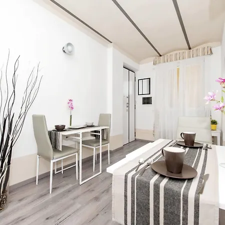 Alojamento de Acomodação e Pequeno-almoço White Colosseo 4*