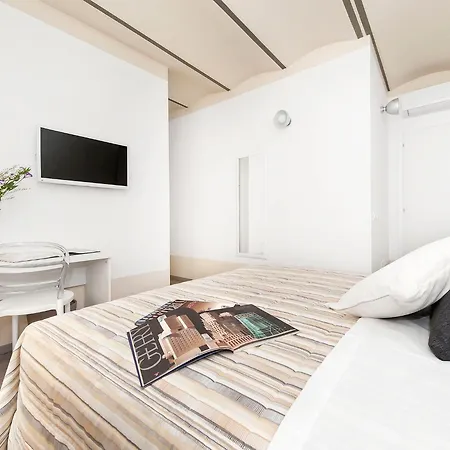 White Colosseo روما